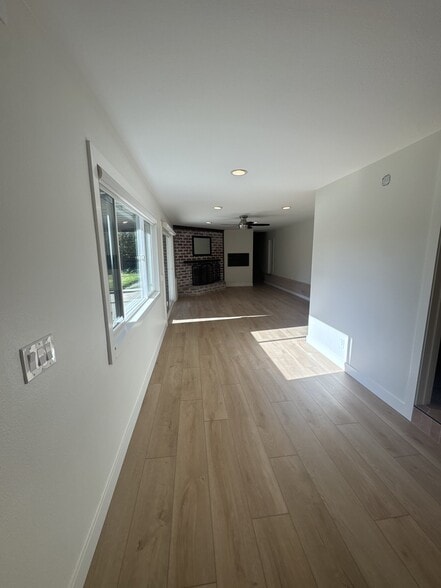 Building Photo - 1034 Calle Las Trancas