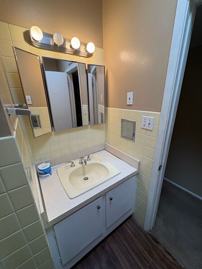 Building Photo - 3 Bedrooms 2 Bath Eastside Rental