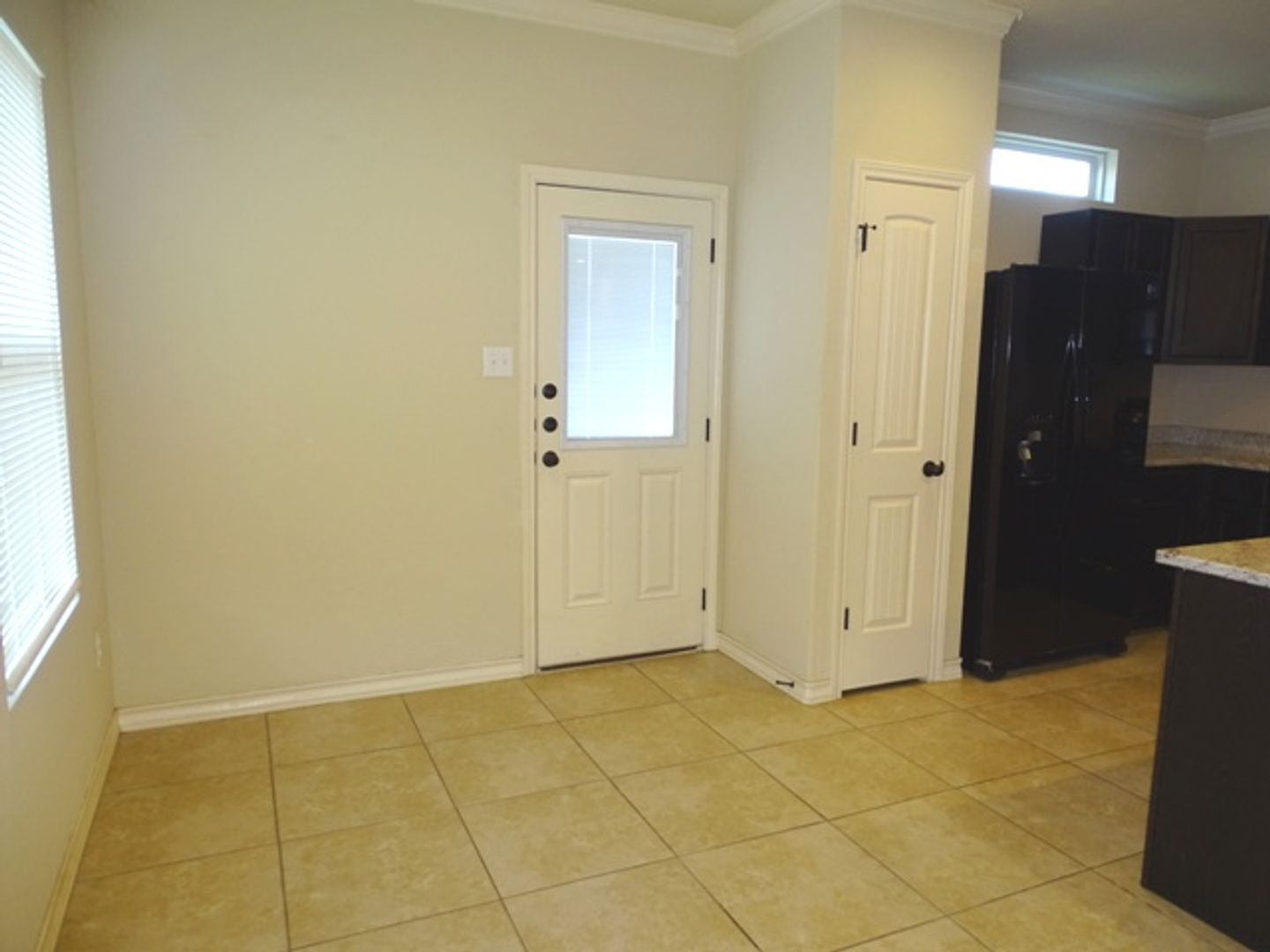 Building Photo - 7054 Lakeview Dr