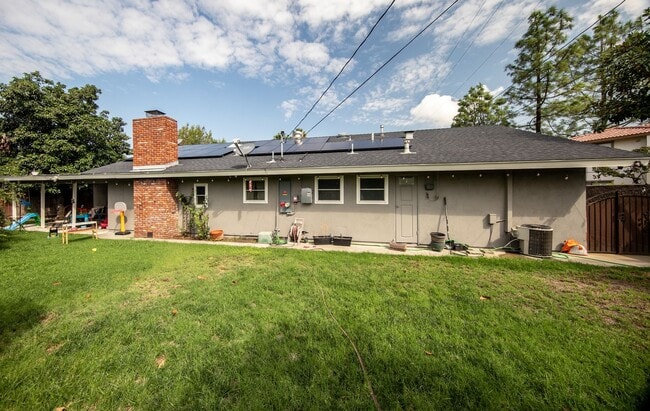 Building Photo - Beautiful Single Story 3 Bedroom with Solar Panels