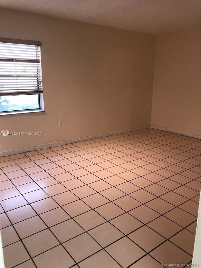 Building Photo - 1325 W 68th St