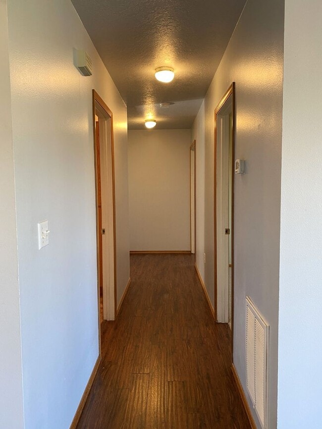 Building Photo - Single-Level Simplicity