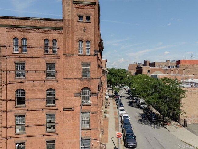 Building Photo - 155 S River St