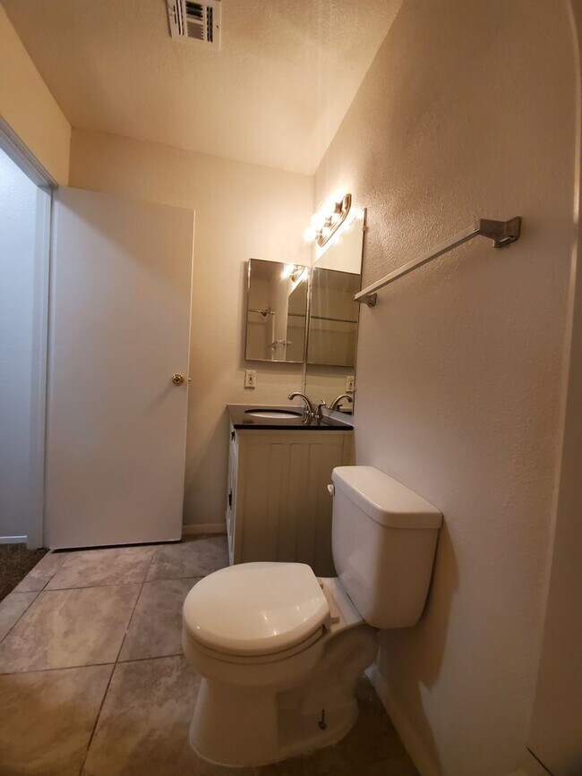 Building Photo - Shadow Mountain 2 Bedroom 2 Bath Single-Level Townhome with Fireplace & Pool