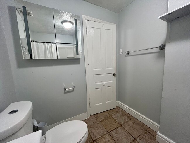 Building Photo - E. WALNUT HILLS - Cute 2 bed in upper of 2...