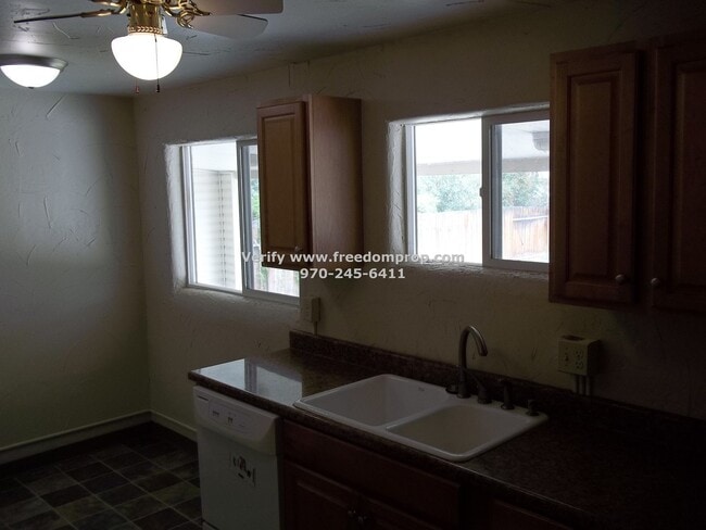 Building Photo - Larger home with convenient location - Col...