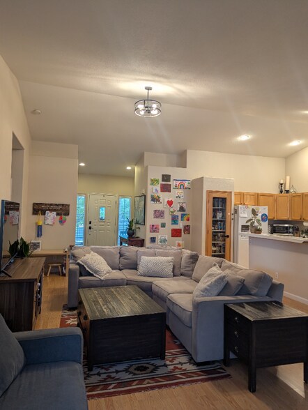 Building Photo - 3250 Segura Ct