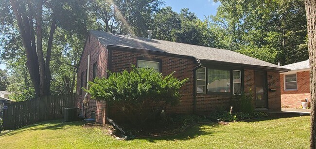 Building Photo - College View Cutie!