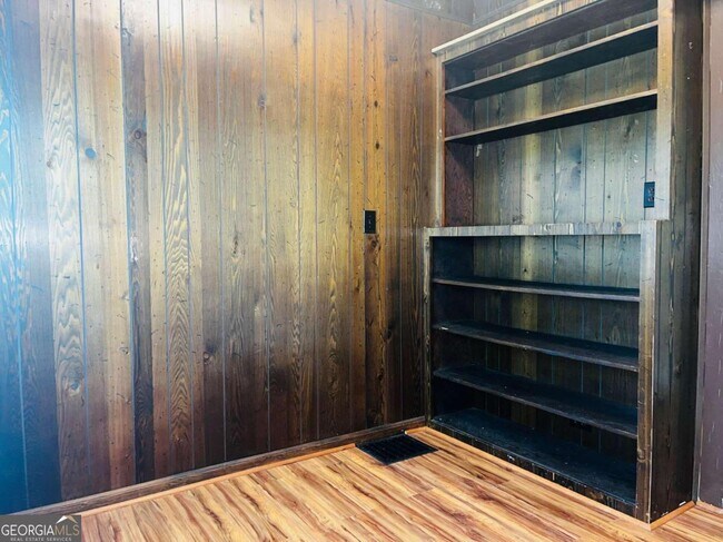 Building Photo - 507 Sylvan Dr