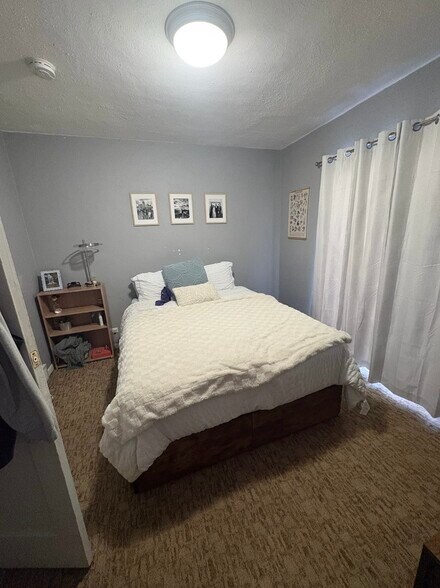 Building Photo - 2009 E 6th St