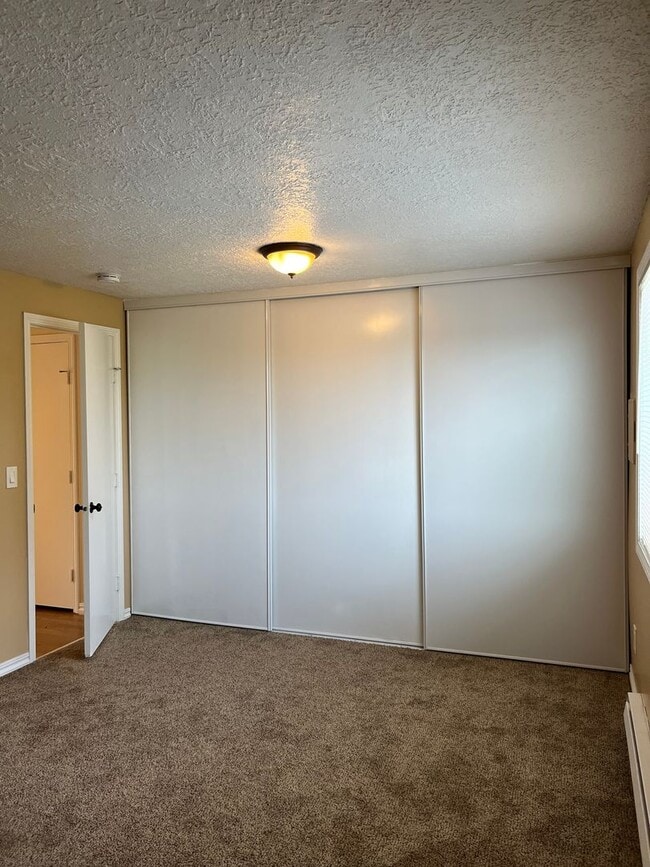 Building Photo - 1 Bed • 1 Bath Downstairs Unit