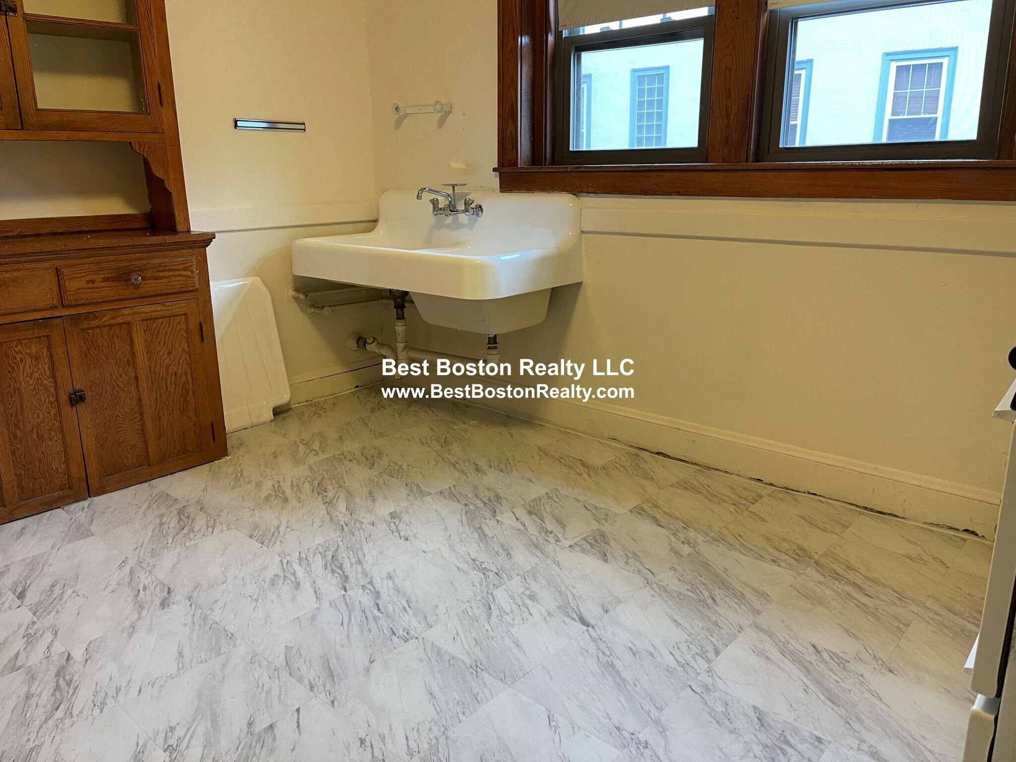 Building Photo - 22 W Wyoming Ave