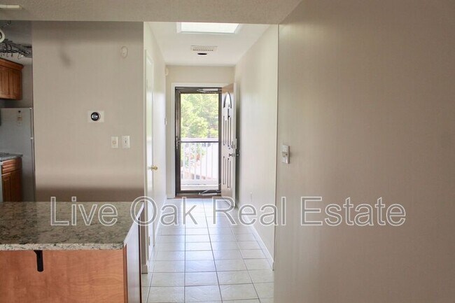 Building Photo - 3200 Lynnhaven Dr