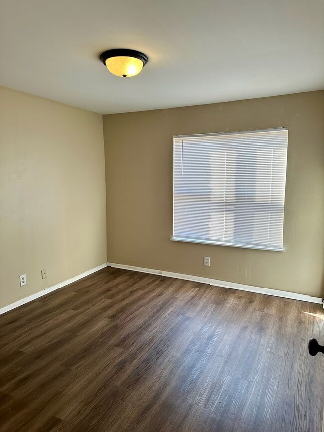 Building Photo - Beautiful move in ready first story condo.