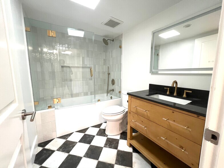 Main bathroom - 1890 S Cochran Ave