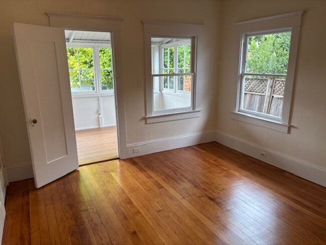 Building Photo - Beautiful Centrally Located Rockridge Craftsman!