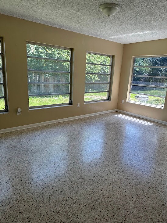 Building Photo - 1560 Elizabeth Ln