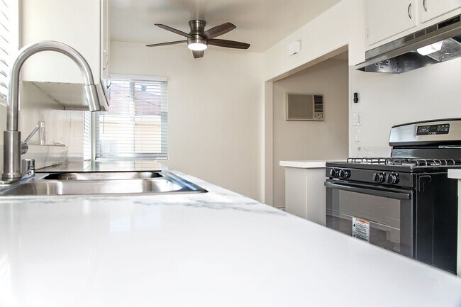 Building Photo - 730 E Magnolia Blvd