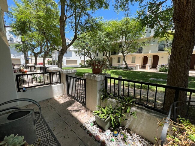 Building Photo - FOR LEASE – Beautiful 2 + 2.5 Townhome with A/C, Near Downtown Ventura & the Beach!