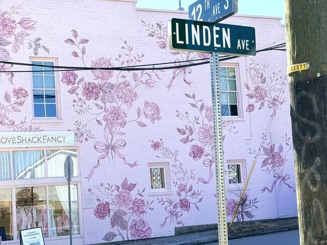 Building Photo - WALK TO 8TH AVE AND 12 SOUTH!  Beautiful 3/2.5 home with garage on 10th Ave S