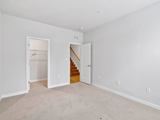 Building Photo - "Modern Living Awaits: Spacious 2-Bed, 2.5-Bath Townhouse in the Heart of McLean!"