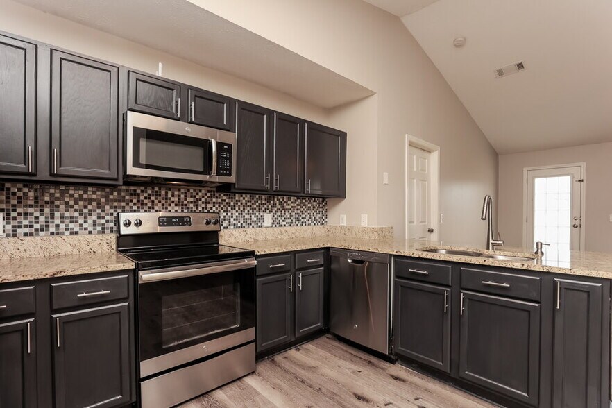 Building Photo - 1316 S Hampton Ct