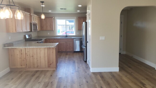 Building Photo - 3 bed 2 bath Single Family Home for Rent in Grants Pass