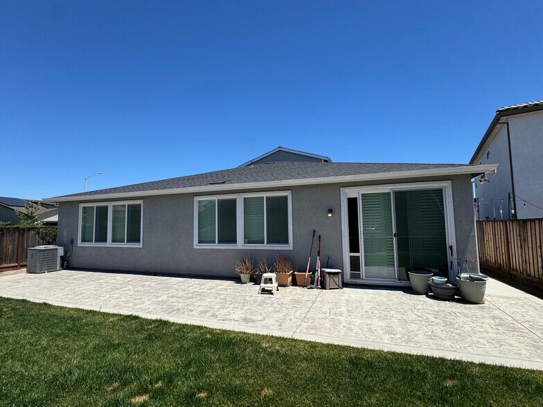 Building Photo - 5494 Antioch