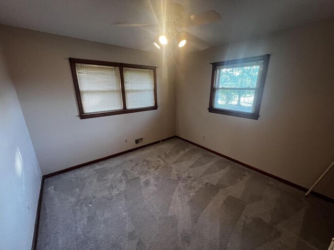 Building Photo - 6005 Applegate Ln