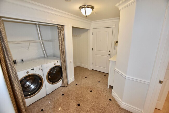 Building Photo - Capitol Hill 2 Bedroom w/ Incredible Views!