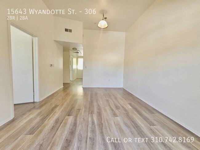 Building Photo - 15643 Wyandotte St