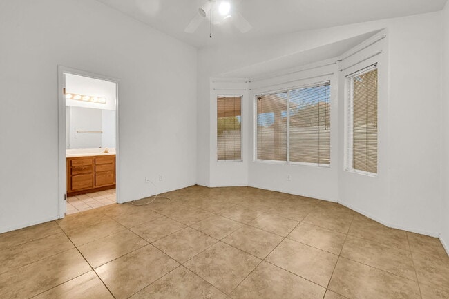 Building Photo - "Charming 3-Bed Oasis with 2 Full Baths in Las Vegas – 1,289 Sq Ft of Comfort!"