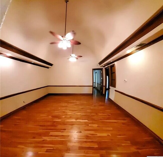 Building Photo - 2704 Heynis N