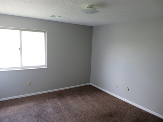 Building Photo - 460 Lakeview Dr