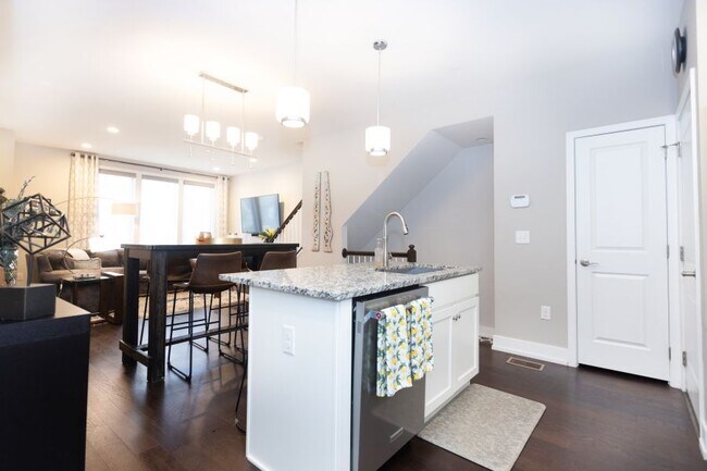 Building Photo - 609 Lakeview Ct