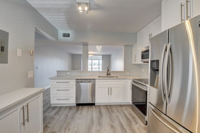 Building Photo - 14747 Cumberland Dr