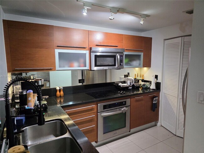 Primary Photo - 244 Biscayne Blvd