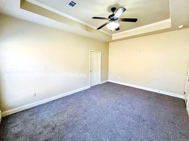 Building Photo - 3 Bed, 2 Bath Home with Garage / Pet-Friendly / Available Now!