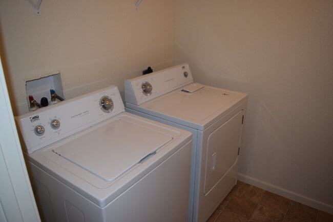 Building Photo - Beautiful 2 Bedroom, 2 Bathroom Duplex with a Garage!