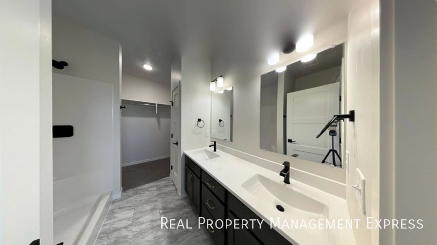 Building Photo - 3 Bedroom 2.5 Bathroom Townhome