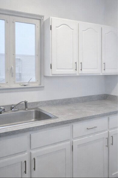 Building Photo - 77 Dunham St