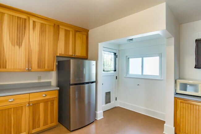 Building Photo - 2Bd/1Ba Seattle House