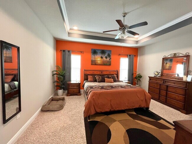 Building Photo - Beautiful 5 Bedroom Home with Pool in Holl...