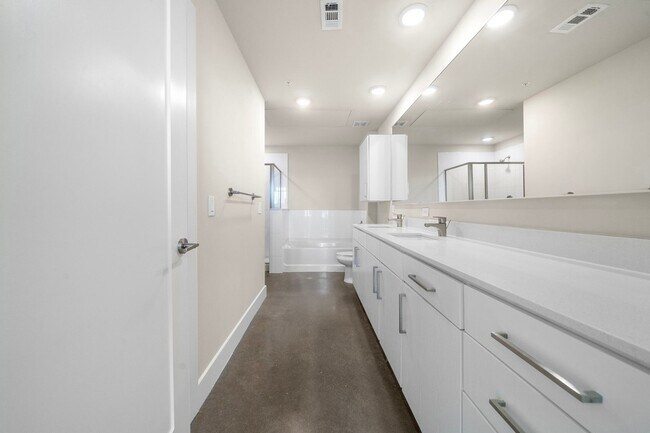 Building Photo - 1825 N San Jacinto Street Unit 641