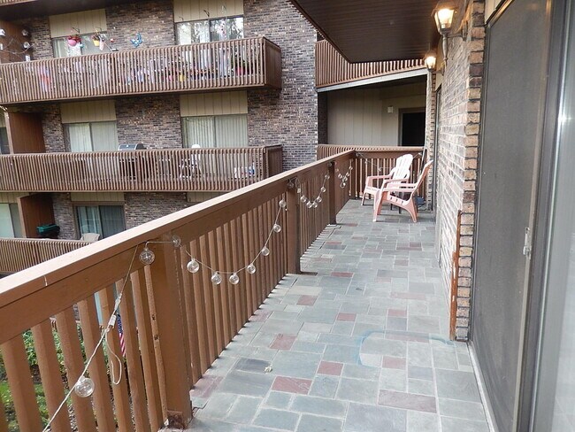 Building Photo - 120 Lakeview Dr