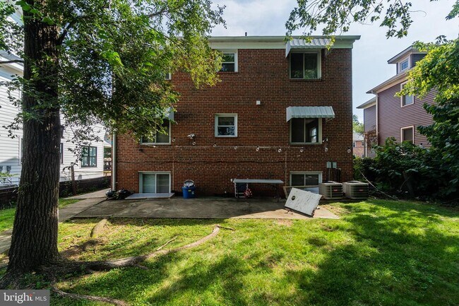 Building Photo - 728 N Wakefield St