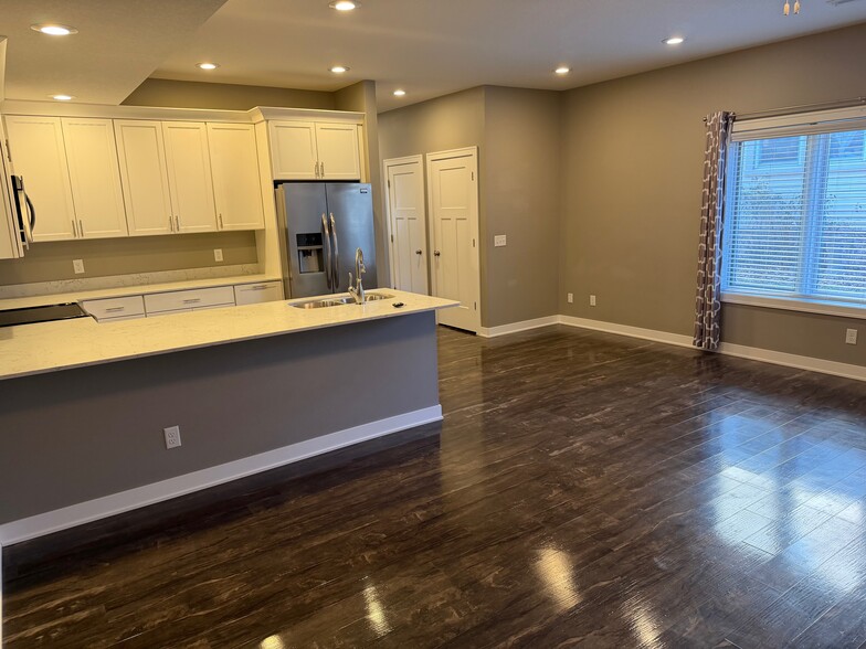 Building Photo - 502 E 3rd St