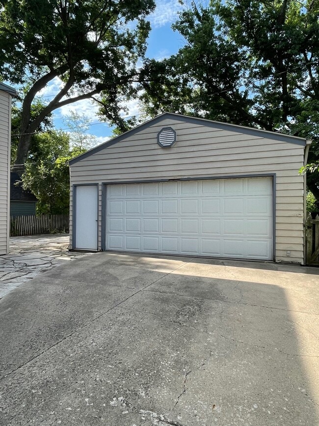 Building Photo - 2318 Storm St