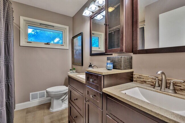 Building Photo - 16624 Elm Dr