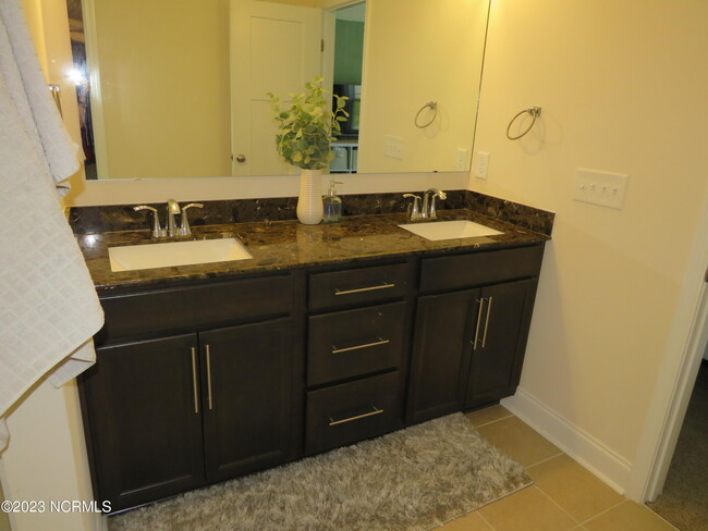 Building Photo - 425 Palisades Dr